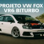 Volkswagen Fox VR6 Biturbo com body kit esportivo e motor exposto, em projeto tuning nacional da série Projetos Neversos.