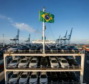 Navio transportando carros brasileiros para exportação em 2025