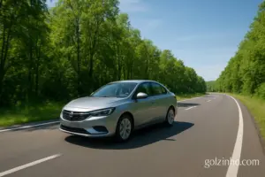 carro moderno andando em meio a floresta
